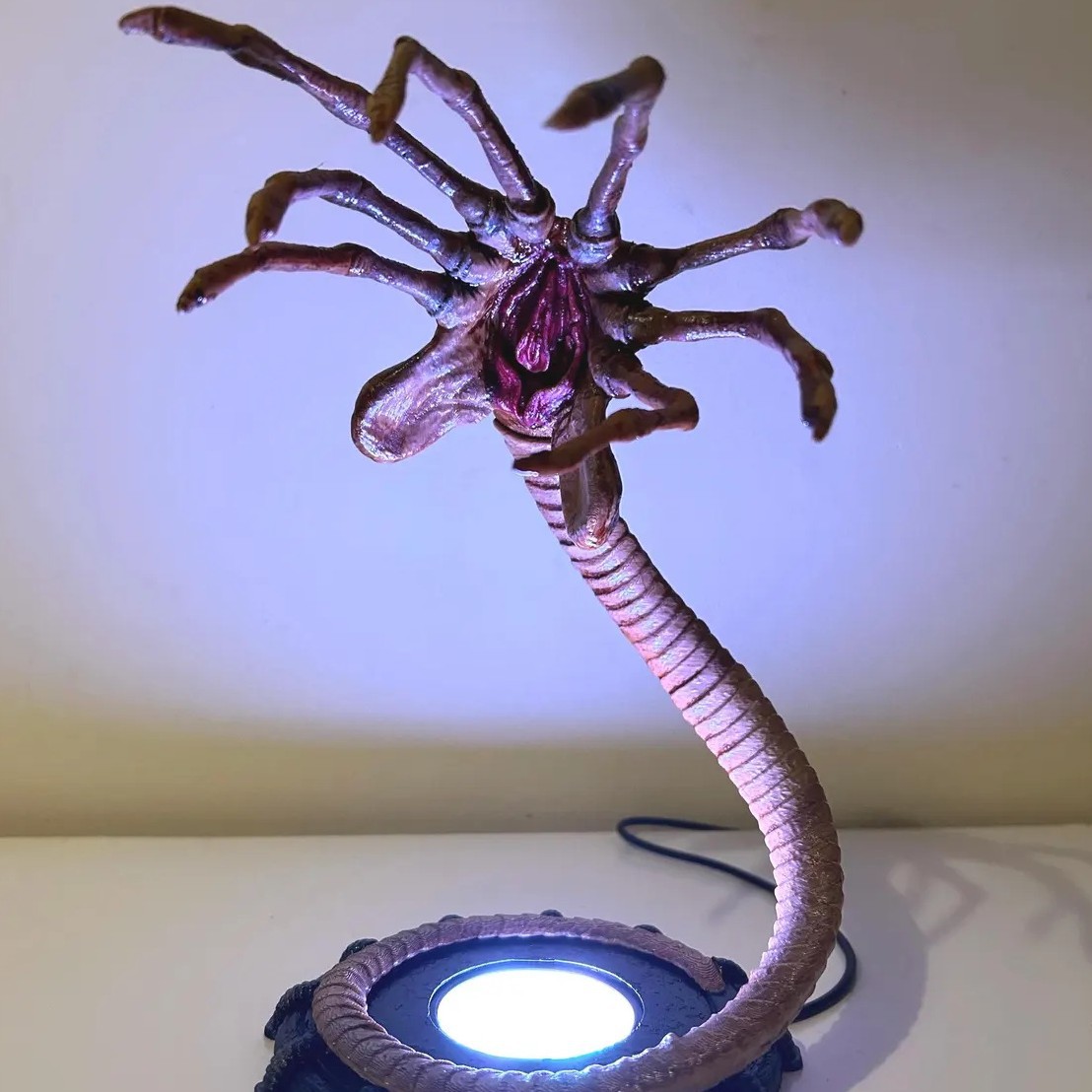 Lámpara Alien Facehugger, Luz  - Halloween Party Supplies reseña y precio