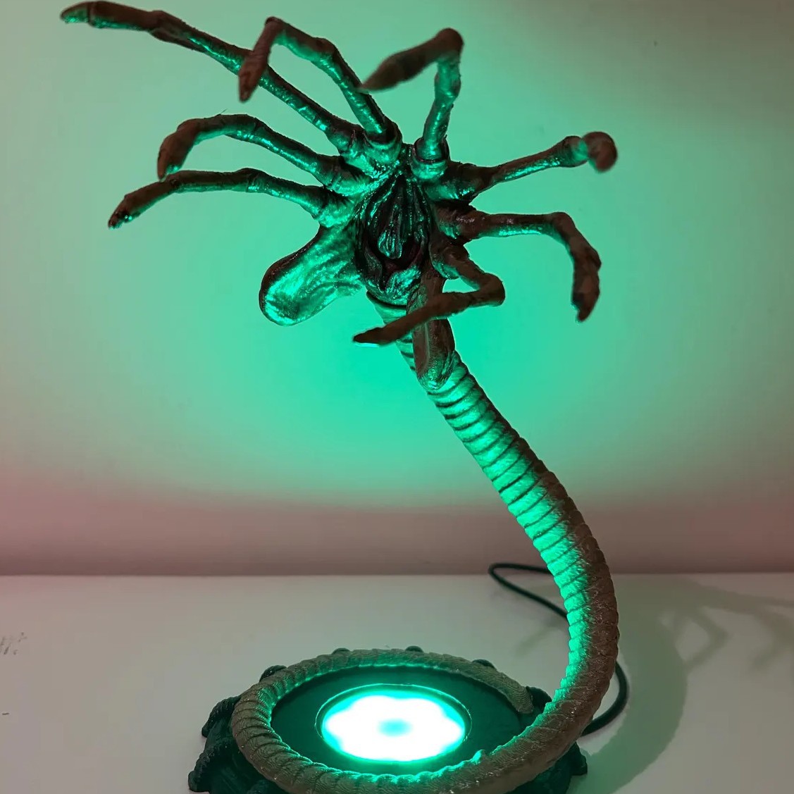 Lámpara Alien Facehugger, Luz  - Halloween Party Supplies reseña y precio